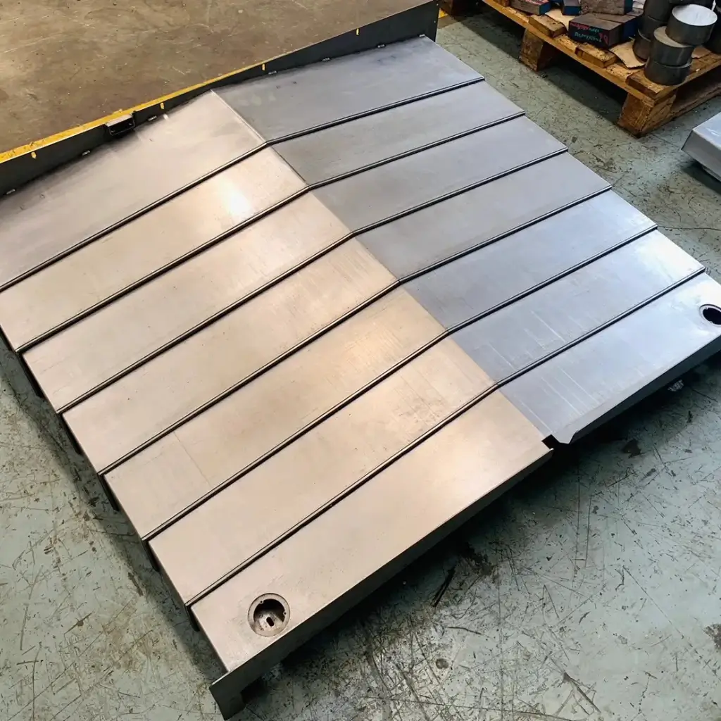 AK Global Business ผู้ผลิต CNC Machine Cover สายพานลำเลียง และตู้คอนโทรลอุตสาหกรรม CNC Way Cover สายพานลำเลียง